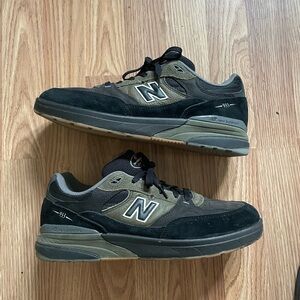 New Balance 933